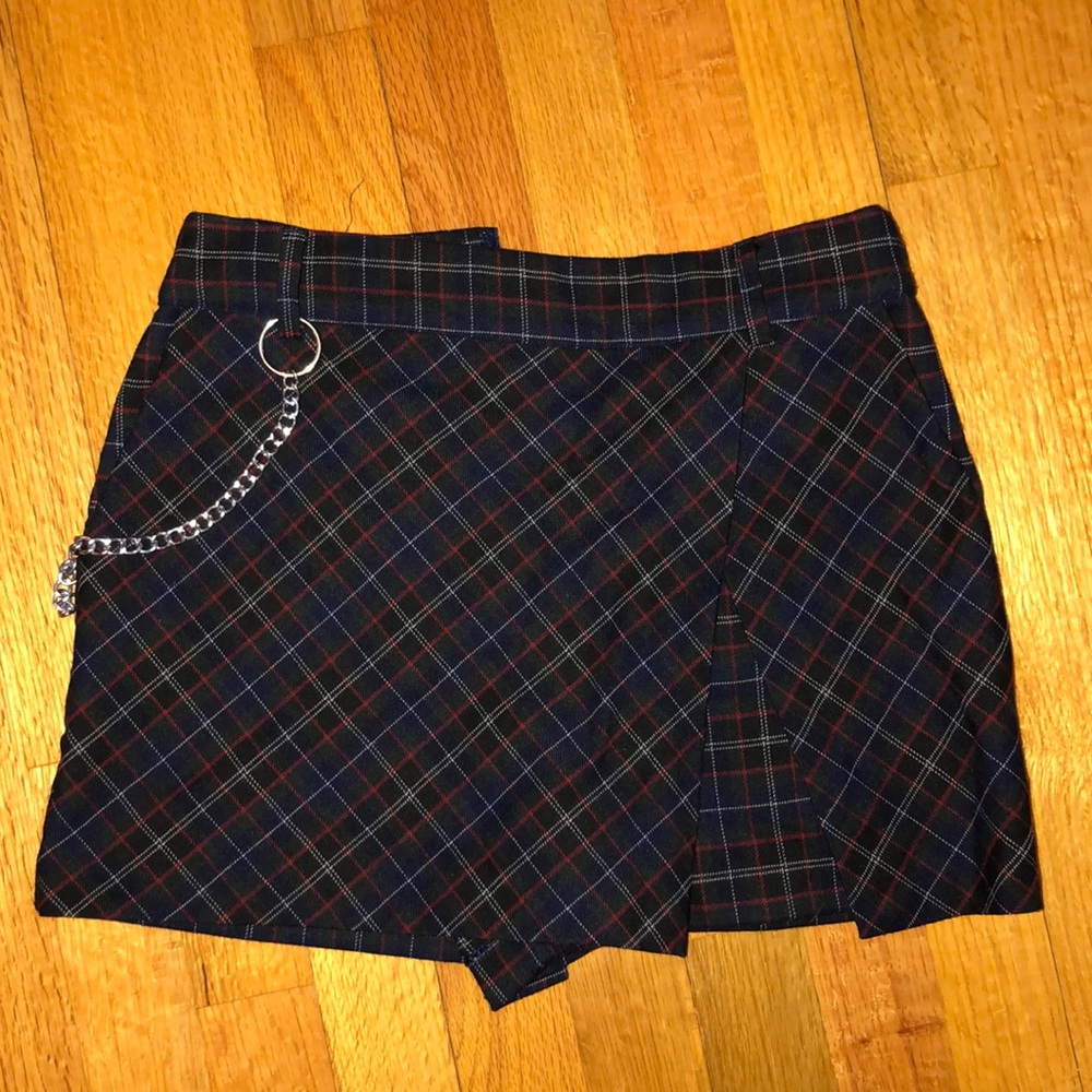 Dark plaid mini skort w chain detailing and zipper